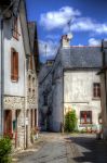 Una viuzza del centro storico di Josselin, Bretagna, Francia.
