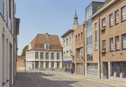 Una viuzza del centro storico di Mechelen con antichi edifici (Belgio) - © 234144709 / Shutterstock.com