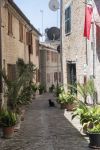 Una viuzza del centro storico di Recanati, il borgo caro a Giacomo Leopardi nelle Marche