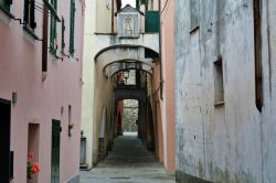 Una viuzza del centro storico di Varese Ligure, provincia di La Spezia - © Fabio Caironi / Shutterstock.com