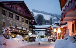 Una viuzza del villaggio di Saalbach-Hinterglemm in inverno fotografata di sera (Austria). Questa località si trova nelle vicinanze di Salisburgo - © Boris-B / Shutterstock.com