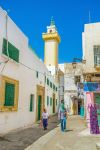 Una viuzza della Medina residenziale nella città di Sfax, Tunisia. Sullo sfondo, un minareto color ocra - © eFesenko / Shutterstock.com