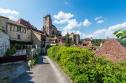 Una viuzza di Saint-Cirq-Lapopie, Occitania, Francia. Fa parte dei villaggi più belli del territorio francese ed è uno dei luoghi da non perdere se si visita la valle del Lot. ...