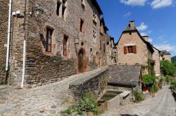 Una viuzza medievale nel centro di Conques, Francia. Dal 1° gennaio 2016 il comune di Conques si è fuso con altri tre (Grand-Vabre, Noailhac e Saint Cyprien sur Dourdou) per formare ...