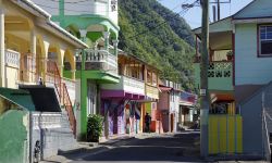 Una viuzza nel borgo di pescatori di Soufriere, Scotts Head, Dominica. Il terreno su cui sorge il villaggio si è formato a causa del collasso di un antico vulcano - © gadzius / Shutterstock.com ...