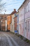 Una viuzza nel centro di Helsingor, Danimarca. I palazzi antichi si affacciano con i loro intonaci color pastello sulle strette vie acciottolate del centro.



