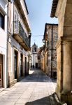 Una viuzza nel centro storico di Melgaco, Portogallo. Sullo sfondo, un'antica chiesa del paese.
