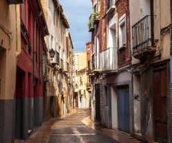 Una viuzza nel cuore vecchio di Calahorra, Spagna. Situata sul fiume Ebro, questa cittadina ha origini antiche e un passato di notevole importanza.
