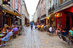 Una viuzza pedonale del centro storico di Orléans, Francia, con bar e locali all'aperto - © Sorbis / Shutterstock.com