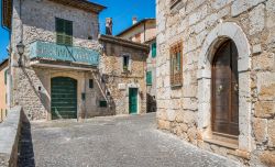 Una viuzza tipica del centro di Alatri, provincia di Frosinone, Lazio. Il centro si sviluppa all'interno delle mura e ricalca l'assetto urbanistico di epoca romana sviluppatosi attorno ...