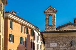 Una viuzza vicino alla cattedrale di Desenzano del Garda, nord Italia.



