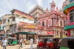 Un'affollata stradina del centro di Colombo (Sri Lanka): per muoversi comodamente in città viene utilizzato il tuk-tuk, un pittoresco taxi a tre ruote divenuto con il tempo uno dei ...