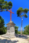 Un'alta croce su una collina soleggiata sopra il villaggio di Bonnieux, Provenza, Francia.




