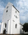 Un'alta torre nella parte anteriore della chiesa di Saeby, Danimarca.


