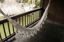 Un'amaca bianca sul balcone di un resort di lusso sull'isola di Contadora, Panama.



