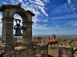 Un'antica campana sulle mura di Trujillo, Spagna.
