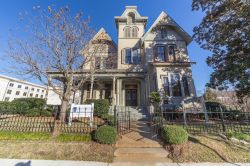 Un'antica casa coloniale in Congress Avenue nella città di Jackson, Mississippi, USA - © amadeustx / Shutterstock.com