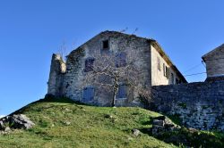 Un'antica casa in pietra nel borgo di Hum, Croazia, immersa nel verde - © Natalija Sahraj / Shutterstock.com