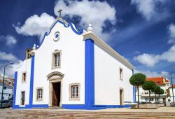 Un'antica chiesa di Ericeira fotografata in una giornata estiva, Portogallo.



