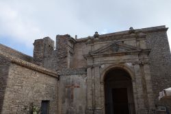 Un'antica chiesa in pietra nel borgo storico di Erice, Trapani (Sicilia).
