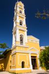 Un'antica chiesa spagnola con campanile nei pressi di Playa del Carmen, Messico.

