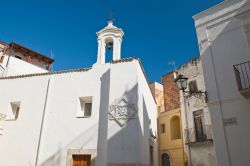 Un'antica chiesetta in calce bianca nel centro storico di Rutigliano, Puglia.



