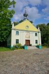 Un'antica chiesetta verde in legno nel museo all'aperto di Lodz, Polonia. Si trova lungo Piotrkowska Street e fa parte del complesso del Central Museum of Textiles. E' una delle ...