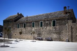 Un'antica e tradizionale casa in stile dalmata nella città di Primosten, Croazia.
