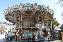 Un'antica giostra nel centro storico di Pau, Nuova Aquitania, Francia.
