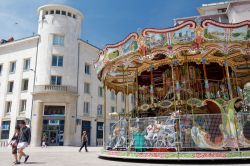 Un'antica giostra nella piazza centrale di Poitiers, Francia - © Miroslaw Skorka / Shutterstock.com