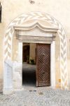 Un'antica porta di ingresso al Palazzo Municipale di Durnstein, Austria - © LouisLotterPhotography / Shutterstock.com