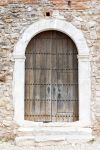 Un'antica porta in legno del castello di Viana do Alentejo, Portogallo, rifinita con decori in ferro.
