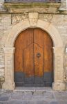 Un'antica porta in legno nel centro storico di Guardia Perticara, Basilicata.
