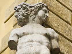 Un'antica statua di Giano a Reggio Emilia, Emilia Romagna - © Kizel Cotiw-an / Shutterstock.com