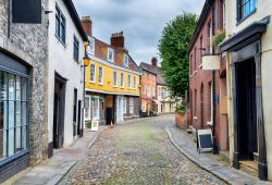 Un'antica strada con pavimentazione a ciottoli a Elm Hill, Norwich, Inghilterra.


