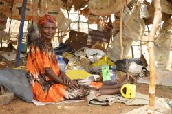 Un'anziana donna seduta nella sua casa nell'area di Korr, Marsabit, Kenya - © Adriana Mahdalova / Shutterstock.com