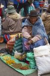 Un'anziana signora con la bombetta in testa vende fiori al mercato di Oruro, Bolivia - © JeremyRichards / Shutterstock.com