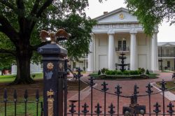 Un'aquila decora la recinzione in ferro della vecchia Statehouse di Little Rock (Arkansas): qui si svolse il dibattimento durante la guerra civile - © PhilipR / Shutterstock.com