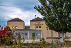 Un'azienda produttrice di vino e prosciutto nella città di Olite, Spagna - © Elzloy / Shutterstock.com