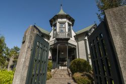 Un'elegante abitazione residenziale nel centro storico di Puerto Varas, Cile - © Sandra Moraes / Shutterstock.com