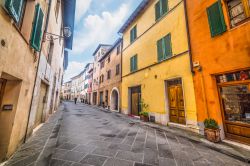 Un'elegante strada del centro di Buonconvento, Toscana: qui si affacciano palazzi dalla facciate colorate.
