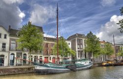 Un'imbarcazione storica attraccata in un canale di Schiedam, Olanda.
