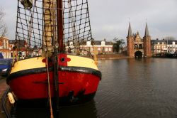 Un'imbarcazione storica ormeggiata al molo vicino all'ingresso di Sneek, città fortificata in Frisia (Olanda).
