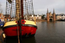 Un'imbarcazione storica ormeggiata al molo vicino all'ingresso di Sneek, città fortificata in Frisia (Olanda).
