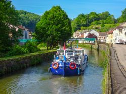 Un'imbarcazione sul Canal de l'Est nella regione della Lorena, Francia. Siamo in uno dei territori storici del nord est del paese. 
