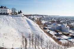 Un'immagine della città e del cremlino di Tobolsk in inverno, Russia. Questa suggestiva località si trova alla confluenza dei fiumi Tobol e Irtys.



