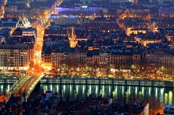 Un'immagine della Presqu'ile di Lione fra il Rodano e Saona fotografata di notte, Francia. Questa zona della cittadina francese di Lione si estende nel primo e secondo arrondissement. ...