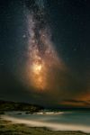 Un'immagine della Via Lattea visibile sulla costa di Anglesey, Galles, UK. Attraverso un varco fra le nuvole si può ammirare parte di questa galassia nonostante una notte di tempesta. ...