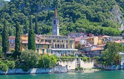 Un'incantevole vista panoramica della cittadina di Cernobbio, lago di Como, Lombardia.
