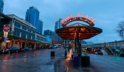 Un'insegna del Pike Place Market di Seattle, stato di Washington (USA) - © ARTYOORAN / Shutterstock.com
